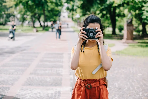 Mujer Joven Cubriendo Cara Mientras Toma Fotos Cámara Digital — Foto de Stock