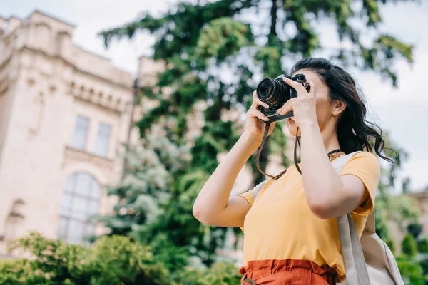 Vista Ángulo Bajo Niña Sosteniendo Cámara Digital Mientras Toma Foto — Foto de Stock