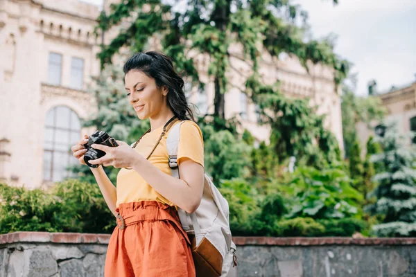 Κορίτσι Κρατώντας Ψηφιακή Φωτογραφική Μηχανή Κοντά Στο Κτίριο Και Δέντρα — Φωτογραφία Αρχείου