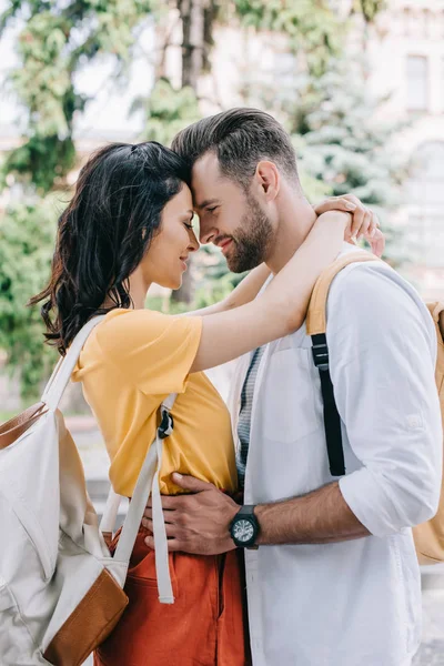 Atractiva Mujer Abrazando Barbudo Feliz Novio — Foto de Stock