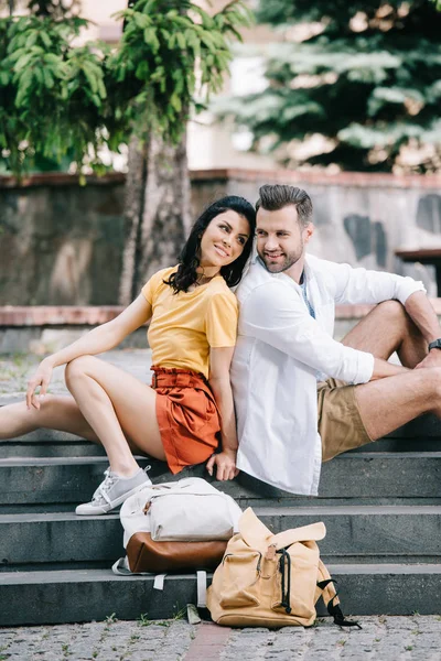 Homem Feliz Mulher Sentados Nas Escadas Perto Mochilas — Fotografia de Stock