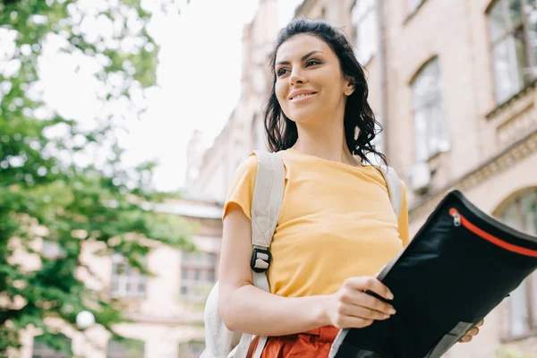 Vista Ángulo Bajo Mujer Feliz Sosteniendo Mapa Cerca Del Edificio — Foto de Stock