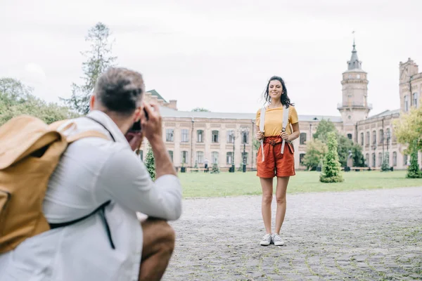 Selective Focus Happy Woman Standing Building Man Taking Photo — Stock Photo, Image