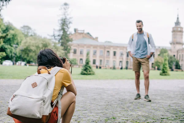 Enfoque Selectivo Mujer Tomando Fotos Hombre Feliz — Foto de Stock