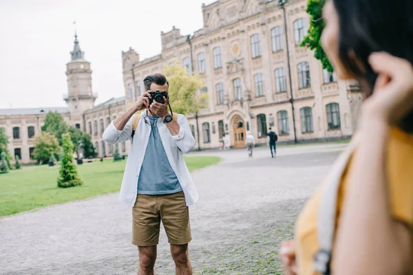 Enfoque Selectivo Del Hombre Cubriendo Cara Mientras Toma Foto Chica — Foto de Stock