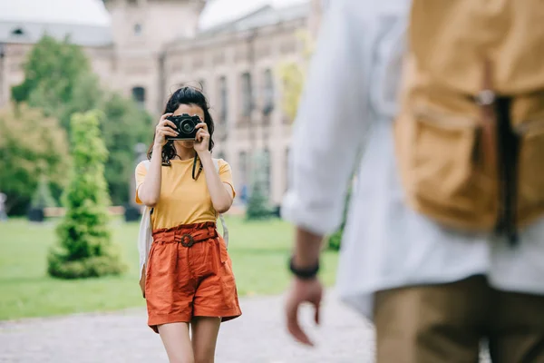 Selective Focus Woman Covering Face While Taking Photo Man University — Stock Photo, Image