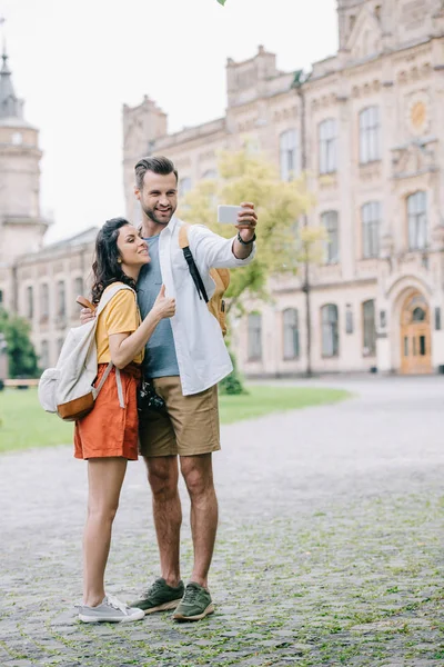 Homem Barbudo Feliz Atraente Jovem Mulher Tomando Selfie Perto Edifício — Fotografia de Stock