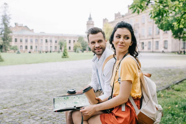 Gelukkige Vrouw Man Met Papieren Bekers Kaart — Stockfoto