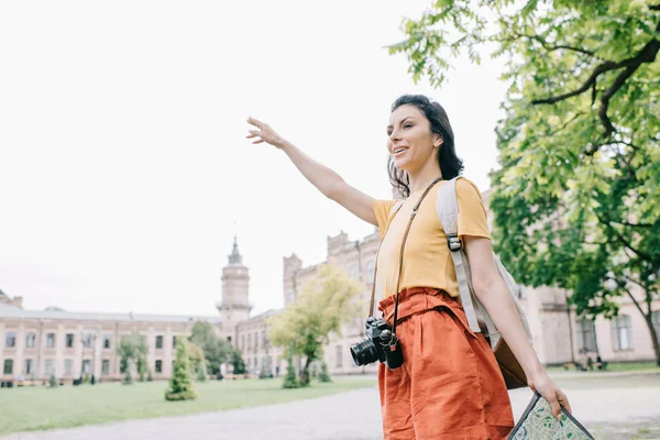 Chica Feliz Gesto Mientras Sostiene Mapa Cerca Construcción — Foto de Stock