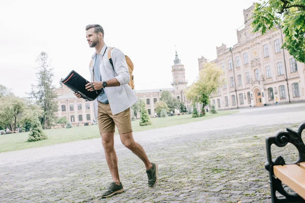 Jóképű Férfi Sétál Városban Hátizsákkal Térképpel — Stock Fotó