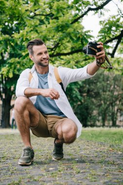 mutlu sakallı adam dışında dijital kamera selfie alarak 
