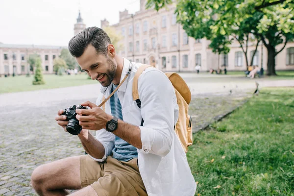 Homme Heureux Regardant Appareil Photo Numérique Tout Étant Assis Près — Photo