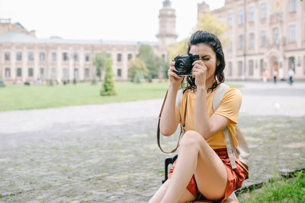 Mujer Joven Cubriendo Cara Mientras Toma Fotos Cerca Universidad — Foto de Stock