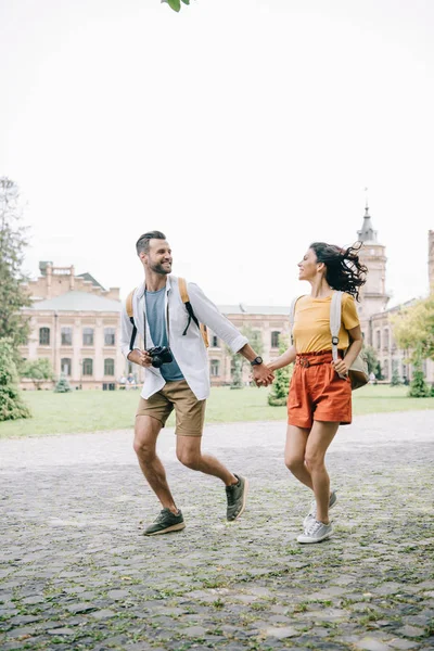 Hombre Mujer Barbudos Felices Tomados Mano Mientras Corrían Cerca Del — Foto de Stock