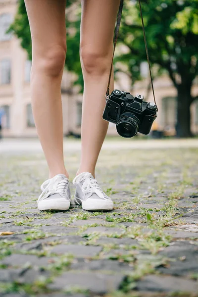 Обрезанный Вид Женщины Стоящей Цифровой Камерой Снаружи — стоковое фото