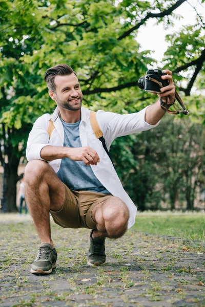 Szczęśliwy Brodaty Człowiek Biorąc Selfie Aparat Cyfrowy Zewnątrz — Zdjęcie stockowe