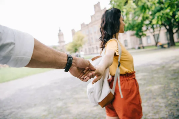 Bijgesneden Beeld Van Man Vasthouden Van Handen Met Vrouw Wandelen — Stockfoto