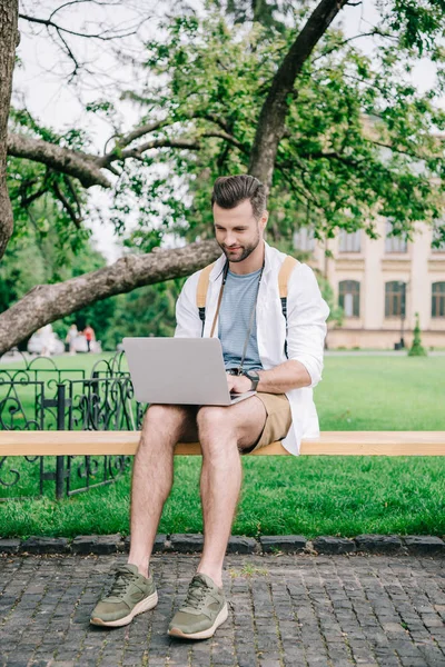 Красивый Бородатый Блоггер Печатает Ноутбуке Рядом Университетом — стоковое фото