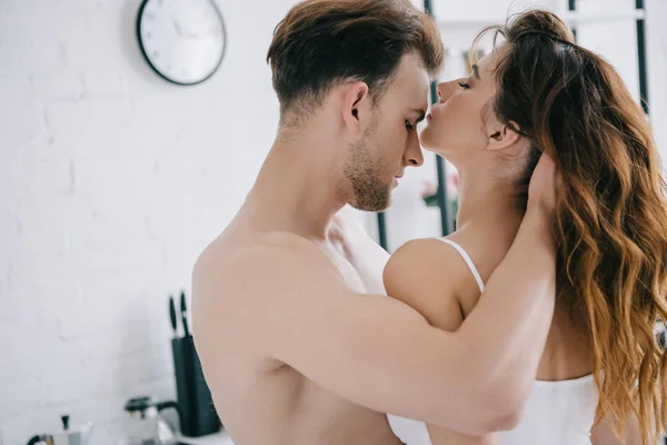 Atractiva Novia Con Los Ojos Cerrados Novio Guapo Abrazándose Apartamento — Foto de Stock