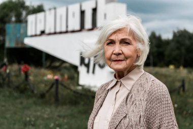 Pripyat, Ukrayna - 15 Ağustos 2019: üst düzey kadın pripyat harfleri ile anıt yakınında ayakta