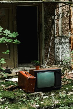 kalıp ile yeşil merdivenlerde bavul yakınında retro tv 