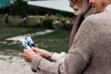 Pripyat, Ukrayna - 15 Ağustos 2019: siyah beyaz fotoğraf tutan emekli çiftin kırpılmış görünümü