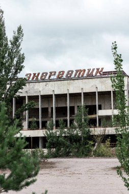 Pripyat, Ukrayna - 15 Ağustos 2019: çernobil enerjik yazı ile bina seçici odak 