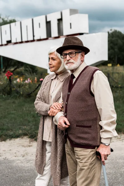Pripjat Ukraine August 2019 Rentner Ehepaar Steht Mit Gehstock Der — Stockfoto