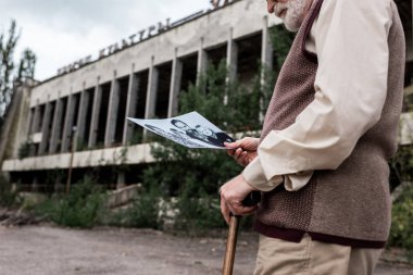 Pripyat, Ukrayna - 15 Ağustos 2019: siyah beyaz fotoğraf tutan kıdemli adamın kırpılmış görünümü 