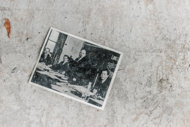 Pripyat, Ukrayna - 15 Ağustos 2019: işadamlarıyla siyah beyaz fotoğrafın üst görünümü 