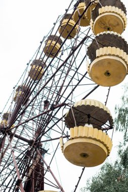 Pripyat, Ukrayna - 15 Ağustos 2019: Çernobil'de gökyüzüne karşı lunaparkta dönme dolabın düşük açılı görünümü 