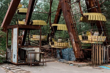 PRIPYAT, UKRAINE - AUGUST 15, 2019: red and rusty ferris wheel in amusement park  clipart