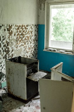 kirli mutfakta hasarlı ve paslı elektrikli sobay 