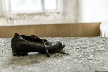 kirli ayakkabının pul pul yüzeye seçici odak 