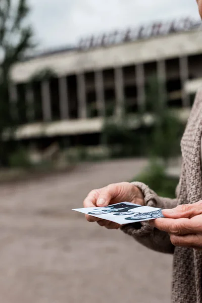 Pripyat Ucrânia Agosto 2019 Visão Recortada Mulher Sênior Segurando Foto — Fotografia de Stock