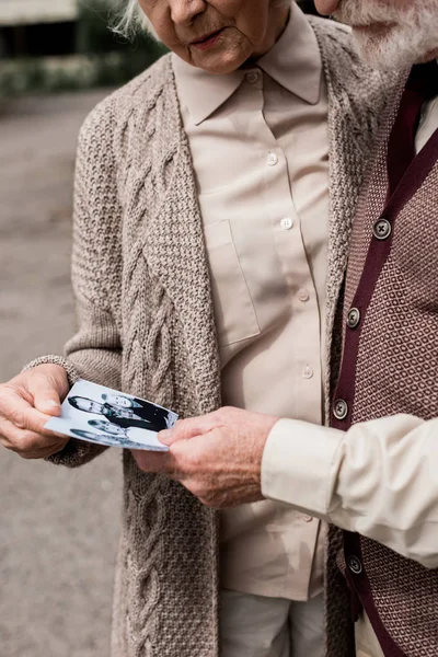 プリピャット ウクライナ 2019年8月15日 白黒写真を保持している引退した男女のトリミングビュー — ストック写真