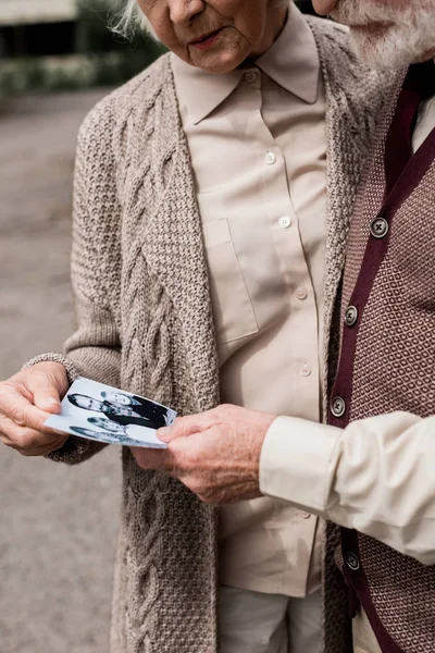 Pripyat Ucrânia Agosto 2019 Visão Recortada Homem Mulher Aposentados Segurando — Fotografia de Stock