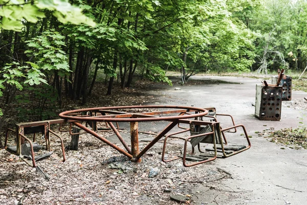 Επιλεκτική Εστίαση Των Εγκαταλελειμμένων Καρουσέλ Στο Καταπράσινο Πάρκο — Φωτογραφία Αρχείου