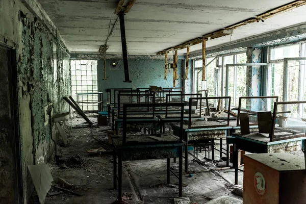 Verlassenes Und Gruseliges Klassenzimmer Mit Schmutzigen Tischen Der Schule — Stockfoto