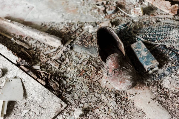 Verlassene Und Schmutzige Schuhe Auf Dem Fußboden Tschernobyl — Stockfoto