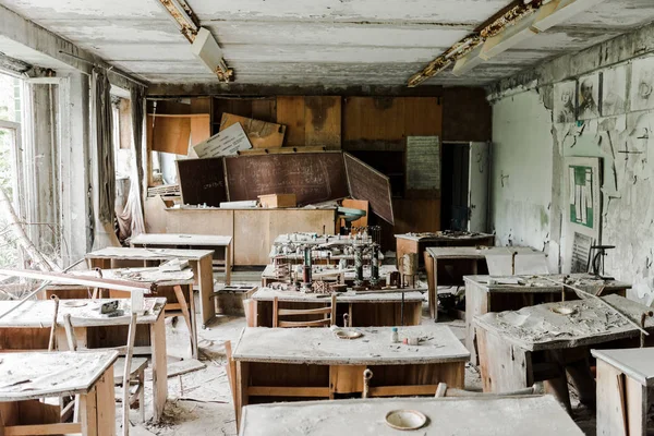 Verlassenes Und Gruseliges Klassenzimmer Mit Schmutzigen Tischen Und Kreidetafel Der — Stockfoto