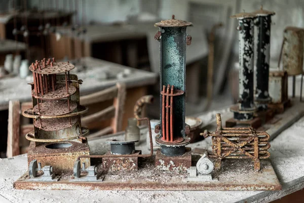 Abandonada Pequena Construção Metálica Mesa Suja — Fotografia de Stock