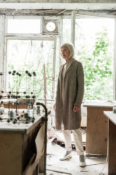 Selective Focus Retired Woman Standing Classroom — Stock Photo, Image