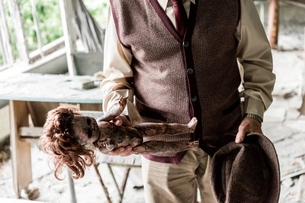 Bijgesneden Weergave Van Senior Man Holding Hoed Vuile Baby Doll — Stockfoto