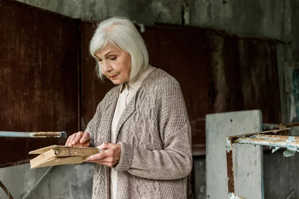 Pripyat Ουκρανία Αυγούστου 2019 Ηλικιωμένη Γυναίκα Γκρίζα Μαλλιά Κρατώντας Βιβλίο — Φωτογραφία Αρχείου