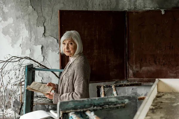 Pripyat Ucrânia Agosto 2019 Mulher Aposentada Com Livro Cabelos Grisalhos — Fotografia de Stock