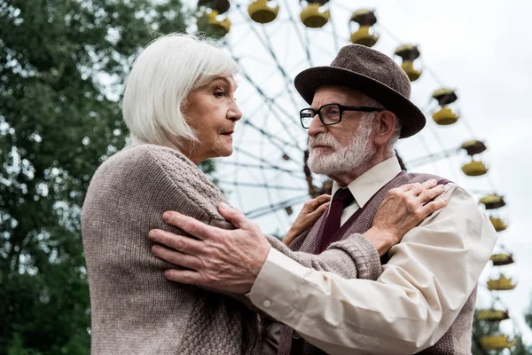 Pripyat Ukraine August 2019 Bearded Senior Man Hugging Retired Wife — Stock Photo, Image