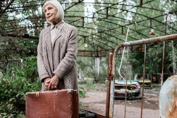 Pripyat Ucrânia Agosto 2019 Foco Seletivo Mulher Sênior Segurando Mala — Fotografia de Stock