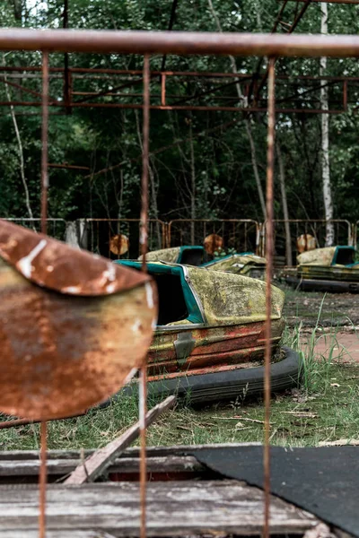 乌克兰普里皮亚特 2019年8月15日 在金属栅栏附近的游乐园中选择性地聚焦废弃的保险杠汽车 — 图库照片