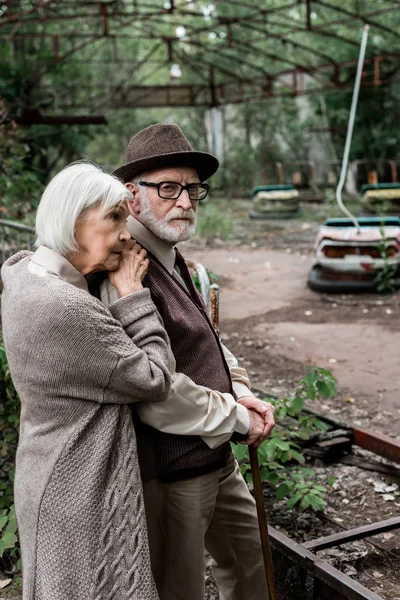 プリピャット ウクライナ 8月15 2019 帽子で引退した夫と一緒に立っている悲しい先輩女性 — ストック写真